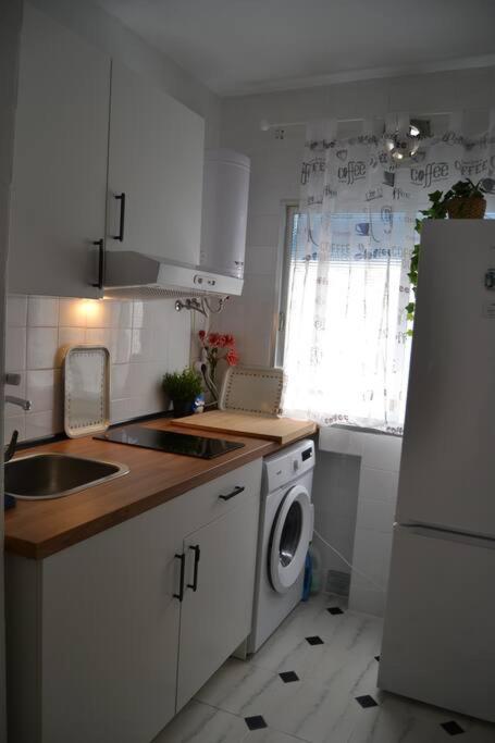 Cozy And Well Connected Apartment Севиля Екстериор снимка