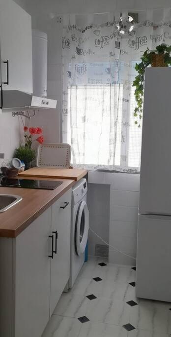 Cozy And Well Connected Apartment Севиля Екстериор снимка